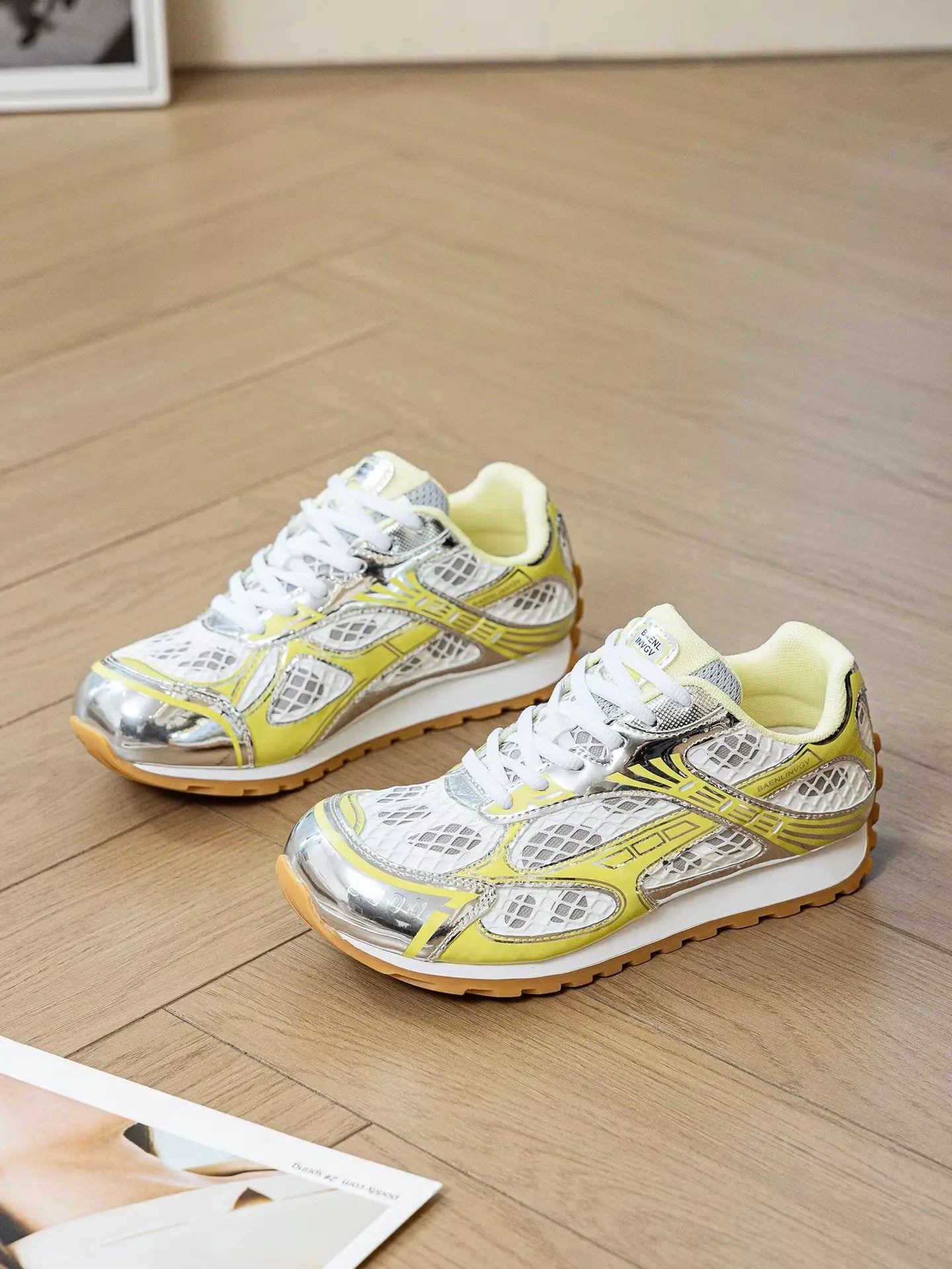 Silver color block low top Men/Women sneakers.