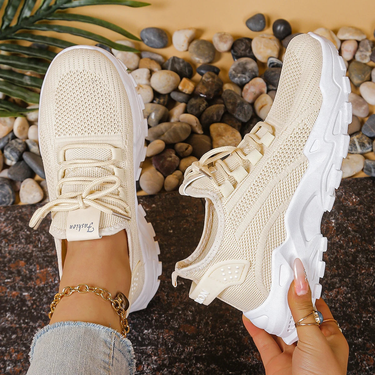 FASHION Women's summer sneakers.